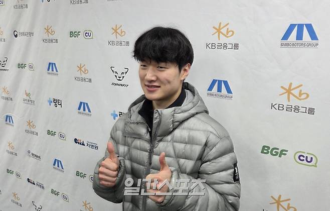 쇼트트랙 이정민이 12일 서울 목동아이스링크에서 열린 2026~27 국가대표 2차 선발전을 마친 뒤 취재진과 만나 인터뷰를 진행하고 있다. 목동=김우중 기자