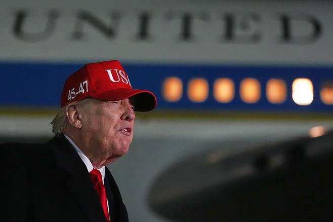 도널드 트럼프 미국 대통령이 12일(현지시간) 플로리다 마이애미에서 주말을 보낸 뒤 백악관으로 복귀하는 길에 메릴랜드주 앤드루스 합동기지에서 기자들과 대화를 나누고 있다. AP=연합뉴스