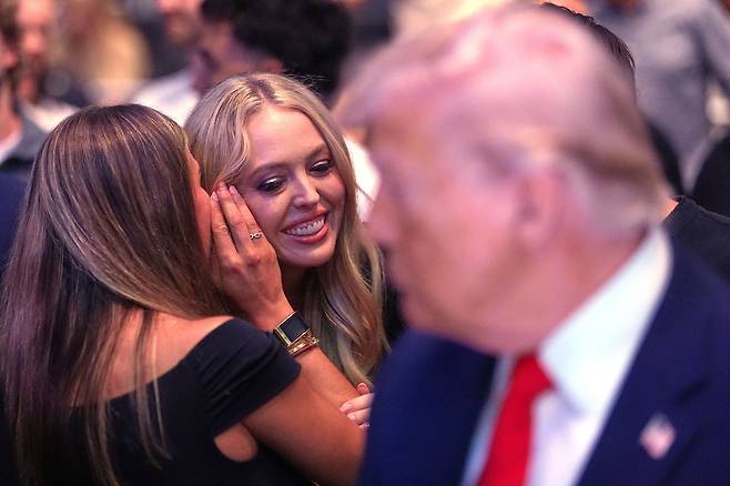 현지시간 11일 플로리다 마이애미에서 열린 종합격투기 UFC 경기를 관람하는 도널드 트럼프 미국 대통령 뒤로 딸 티파니 트럼프와 손녀 카이 트럼프가 웃으며 대화를 나누고 있다. 같은 시간 파키스탄에서 진행된 미국과 이란의 종전협상은 결렬됐다. 로이터=연합뉴스
