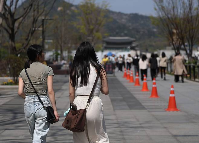 때이른 초여름 날씨를 보인 13일 서울 광화문광장에서 가벼운 옷차림의 외국인들이 이동하고 있다. 연합뉴