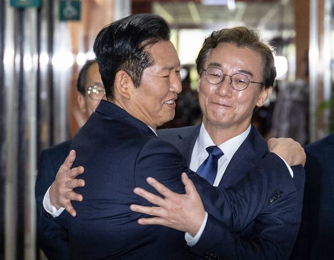 6ㆍ3 지방선거 더불어민주당 부산시장 후보로 확정된 전재수 의원이 10일 국회에서 당 대표실 복도로 마중나온 정청래 대표와 만나 포옹하고 있다. 연합뉴스