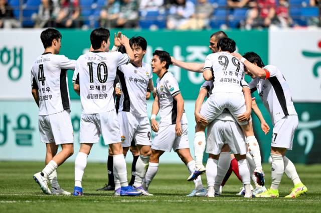 ▲ 강원FC 김대원이 12일 대전월드컵경기장에서 열린 대전하나시티즌과 하나은행 K리그1 2026 7라운드 맞대결에서 선제골을 터트린 뒤 동료들의 축하를 받고 있다. 강원FC 제공