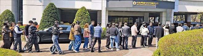 지난 10일 오전 11시께 서울시청 서소문청사 구내식당 앞에서 사람들이 6000원 안팎의 점심을 먹기 위해 줄을 서 있다. 권용훈 기자