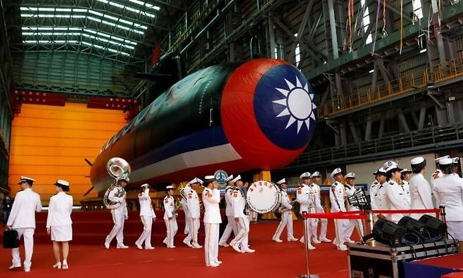 2023년 9월 대만 국영회사인 대만국제조선공사(CSBC) 가오슝 공장에서 공개된 대만의 첫 자국산 잠수함 ‘하이쿤’. 로이터연합뉴스