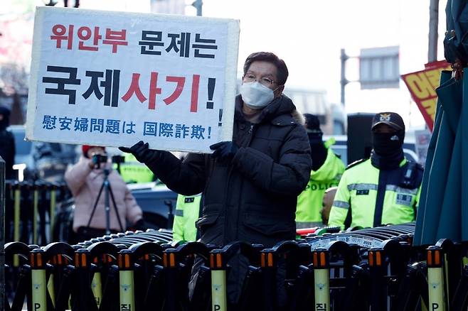 전국을 돌며 일본군 위안부 피해자를 상징하는 '평화의 소녀상'을 대상으로 철거 시위를 벌인 극우단체 위안부법폐지국민행동의 김병헌 대표가 7일 낮 서울 종로구 중학동 옛 일본대사관 앞 평화의 소녀상 옆에서 철거 시위를 이어가고 있다. /사진=뉴스1