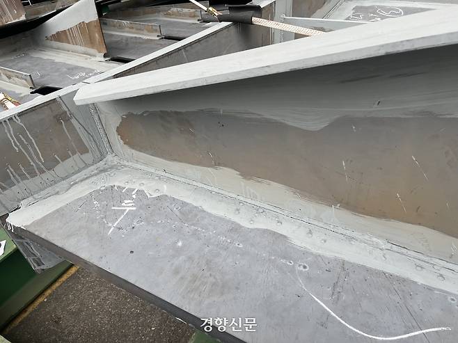 현대중공업 울산조선소 공정 중 직선 부분은 자동용접기계가 용접을 하고, 블록과 블록이 만나는 부분은 사람이 직접 용접을 한 흔적이 있다. 김원진 기자