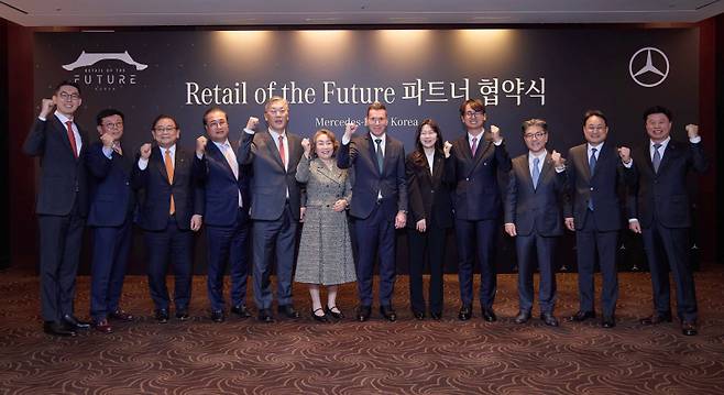 메르세데스-벤츠 코리아는 11개 딜러사와 리테일 오브 더 퓨처 협약식을 개최했다. 메르세데스-벤츠 코리아
