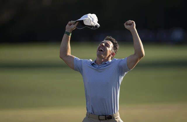 12일(현지시간) 미국 조지아주 오거스타의 오거스타 내셔널GC에서 끝난 마스터스 토너먼트에서 대회 2연패에 성공한 로리 매킬로이가 챔피언 퍼트를 성공시킨 뒤 양팔을 들어 올리며 환호하고 있다. ANGC