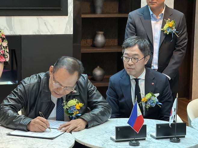 (왼쪽부터) 얼윈 페르난데스 발라네 필리핀 관광부 한국 지사장, 남궁표 롯데면세점 마케팅부문장이 협약을 체결하는 모습 / 사진=권효정 여행+ 기자