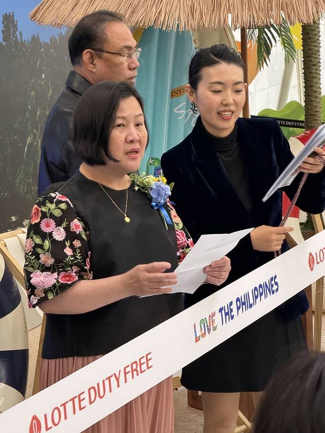 버나뎃 테레즈 페르난데스 주한 필리핀 대사와 행사 관계자들이 리본 커팅식을 하고 있는 모습 / 사진= 권효정 여행+ 기자