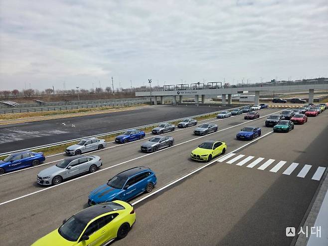 BMW 드라이빙 센터 트랙에 도열한 차량. /사진=최유빈 기자