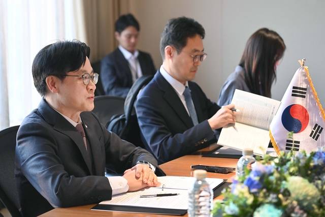 김정관(왼쪽) 산업통상부 장관이 지난 1일 오후 서울 중구 신라호텔에서 아이를랑가 하르타르토 인도네시아 경제조정부 장관과 면담하고 있다. 산업통상부 제공