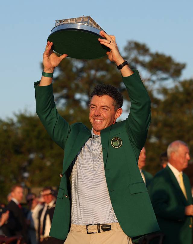 북아일랜드의 로리 매킬로이가 13일 오전(한국시간) 미국 조지아주 오거스타의 오거스타 내셔널 골프클럽에서 열린 남자골프 메이저대회 마스터스에서 우승한 뒤 트로피를 들어 보이고 있다. 로이터 연합뉴스