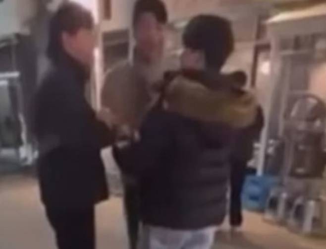 롯데 자이언츠 투수 최충연이 팬의 외모를 비하하는 듯한 발언을 하는 장면. 온라인 커뮤니티 캡처