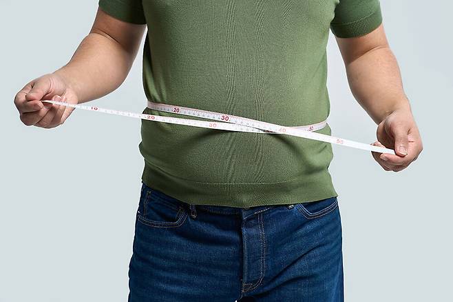 허리둘레가 늘어난 중년 남성. 복부 지방 증가는 건강 관리가 필요한 신호로 여겨진다. 사진=게티이미지뱅크