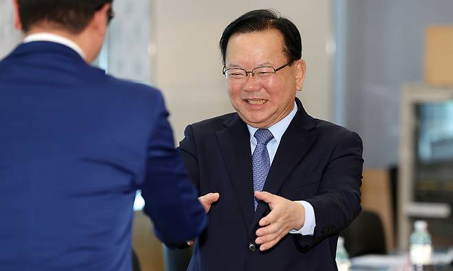 김부겸 대구시장 예비후보가 13일 대구 달성군 대성하이텍에서 중소기업 관계자들과 밝게 인사하고 있다. 대구=연합뉴스