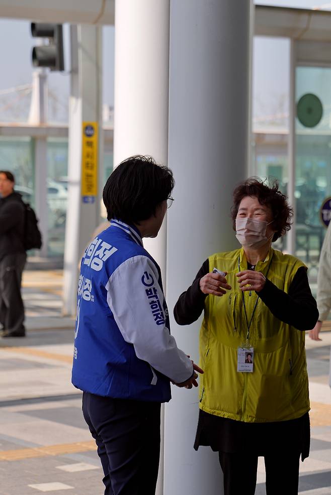 더불어민주당 박희정 포항시장 예비후보가 13일 KTX 포항역을 찾아 역을 이용하는 시민과 대화를 나누고 있다. 박희정 포항시장 예비후보 캠프 제공