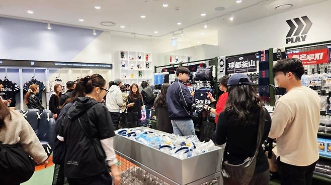 롯데백화점이 지난 11일 서울 송파구 잠실 롯데월드몰에 프로야구 ‘롯데자이언츠’의 공식 굿즈숍인 ‘롯데자이언츠x윌비플레이’를 개장한 가운데, 고객들이 내부를 둘러보고 있다. 롯데백화점 제공
