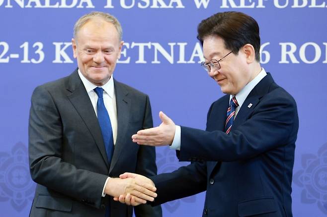 악수하는 한-폴란드 정상 - 이재명 대통령과 도날트 투스크 폴란드 총리가 13일 청와대에서 공동언론발표 후 악수하고 있다. 연합뉴스