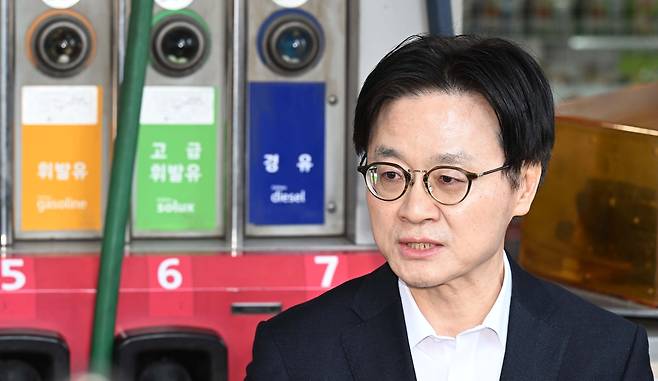 김정관 산업통상부 장관이 지난달 13일 서울 마포구의 SK에너지 직영 주유소를 방문해 현장 점검을 마친 뒤 언론사와 인터뷰하고 있다. 조태형 기자