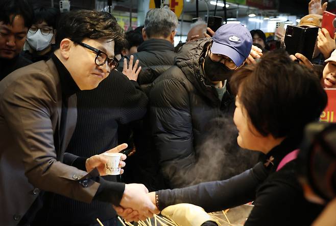 한동훈 전 국민의힘 대표가 지난달 7일 부산 북구 구포시장의 한 분식집을 찾아 상인들을 만나고 있다. 연합뉴스