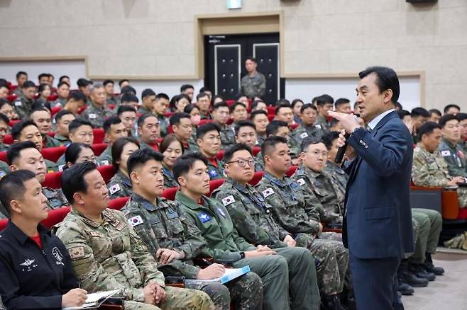 안규백 국방부 장관이 지난 4월 7일 강원 원주 공군 제8전투비행단에서 공군 전 대대장을 대상으로 지휘역량 강화를 위한 특별강연을 실시하고 있다. 사진 제공=국방부