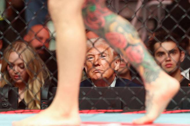 도널드 트럼프 미국 대통령이 11일(현지 시간) 플로리다주 마이애미에서 열린 UFC 경기를 관람하고 있다. 로이터연합뉴스