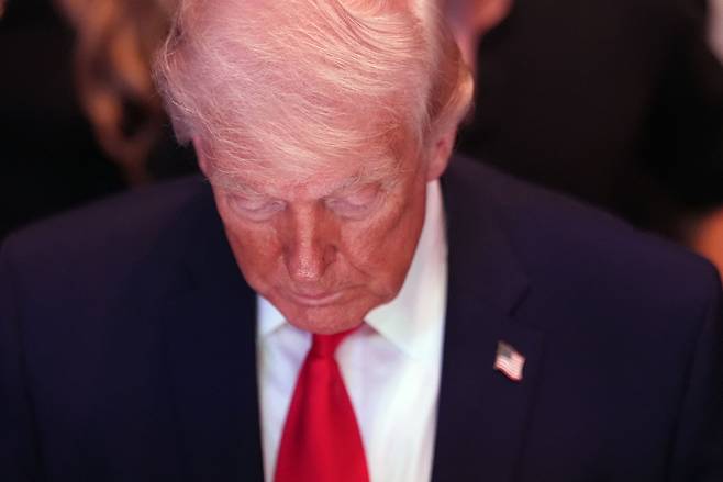 도널드 트럼프 미국 대통령이 11일(현지 시간) 플로리다주 마이애미에서 열린 UFC 경기를 관람하던 중 생각에 잠겨 있다. AFP연합뉴스