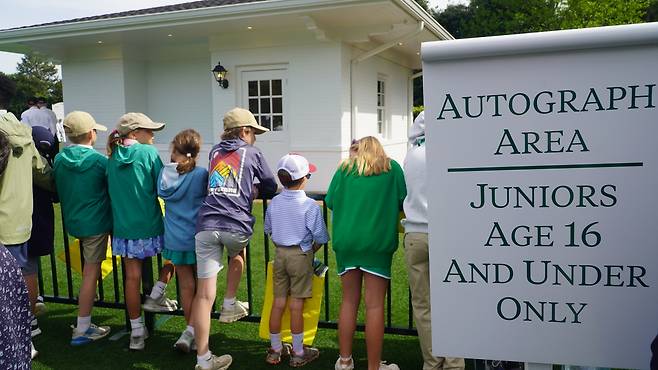 마스터스 공식 연습 라운드가 진행된 6일(현지 시간) 오거스타 내셔널GC 드라이빙 레인지 앞에서 어린이와 청소년들이 선수들에게 사인을 받기 위해 기다리고 있다. 16세 이하만 사인 받을 수 있는 공간을 따로 만들어 놓고 어른들은 들어가지 못하게 한다. 오거스타=양준호 기자