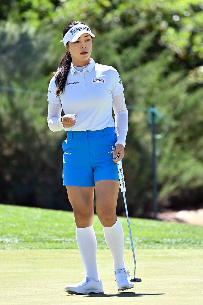 퍼팅을 마치고 갤러리에게 인사하고 있는 윤이나. 사진 제공=AFP연합뉴스