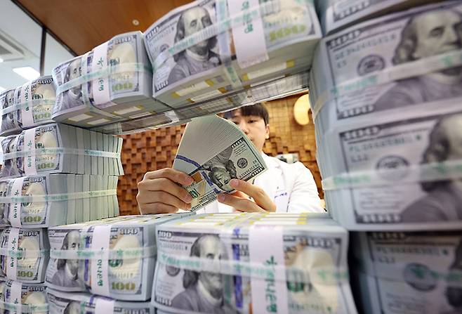 4월 3일 한국은행에 따르면 3월 말 기준 우리나라 외환보유액은 4236억 6000만 달러로, 전월 말 대비 39억7000만 달러 감소했다. 사진은 서울 중구 하나은행 위변조대응센터에서 은행 관계자가 달러화를 정리하는 모습. 뉴스1