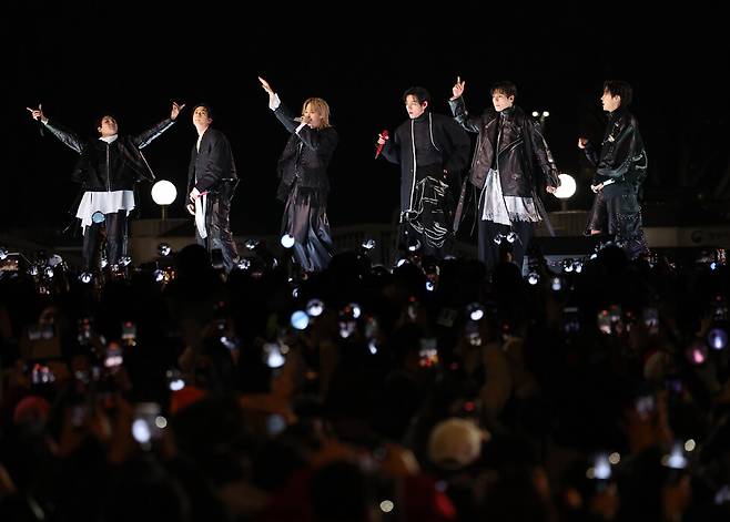 그룹 방탄소년단(BTS)이 3월21일 서울 광화문 광장에서 정규 5집 《ARIRANG》 발매를 기념한 무료 공연 'BTS 컴백 라이브: 아리랑'(BTS THE COMEBACK LIVE|ARIRANG)을 선보이고 있다. ⓒ연합뉴스