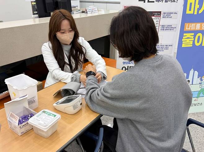 서천군보건소가 스마트기기를 활용한 비대면 건강관리 서비스 '모바일 헬스케어'를 진행하고 있다. ⓒ서천군 제공