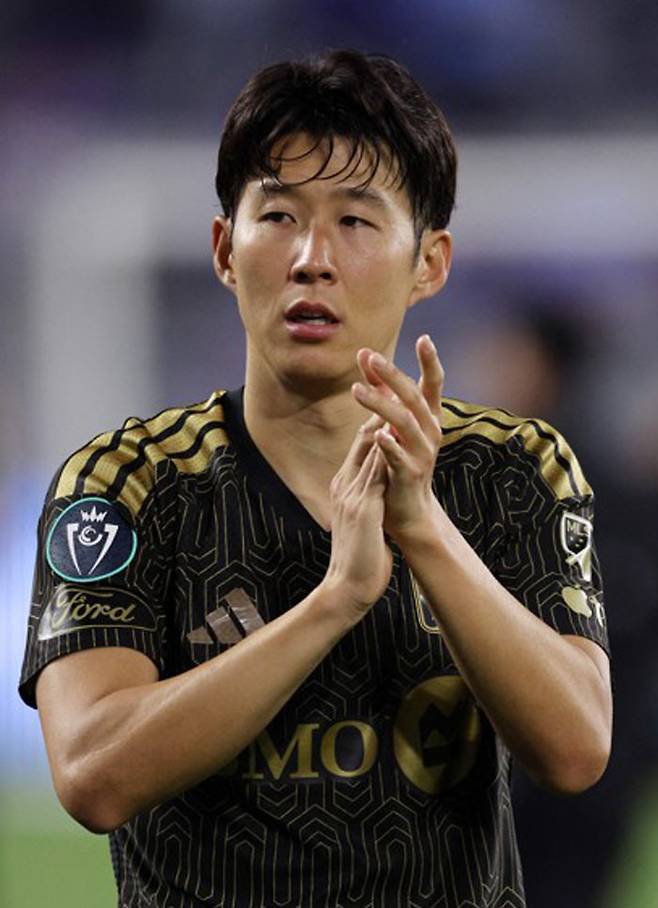 지난 8일 북중미카리브해축구연맹 챔피언스컵 8강 1차전에서 승리한 뒤 팬들에게 박수를 보내는 손흥민. AFP연합뉴스