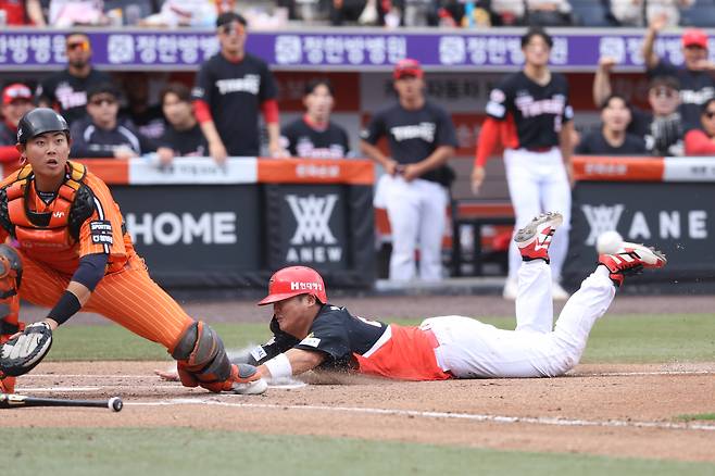 KIA 한준수가 지난 12일 대전 한화전에서 7회 2타점 2루타를 때린 뒤 김규성의 후속안타에 홈을 파고들고 있다. KIA 타이거즈 제공