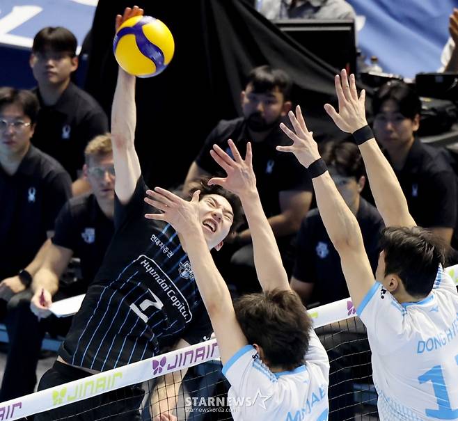 현대 허수봉이 10일 인천 계양체육관에서 열린 진에어 2025-2026 V리그 챔피언결정전 대한항공과 현대캐피탈 5차전 대한항공 이중블로킹에 강타를 터트리고 있다. /사진=강영조 선임기자
