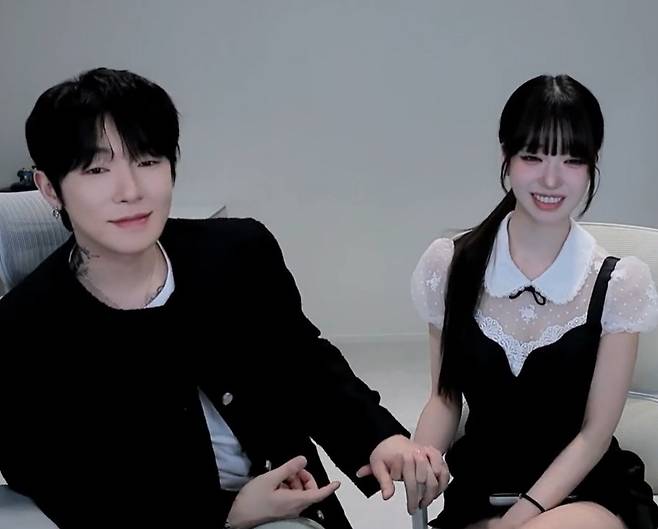 왼쪽부터 BJ 케이, 과즙세연