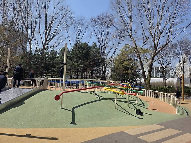 서울시 노원구 노해근린공원에 있는 ‘모두 맘껏 놀이터’는 장애·비장애 아동들이 함께 놀 수 있는 공간이다. 박송이 기자