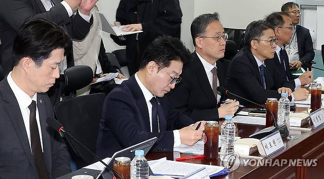 중동전쟁 경제 대응 특위 3차 회의 (서울=연합뉴스) 배재만 기자 = 13일 국회 의원회관에서 열린 '중동전쟁 경제 대응 특위 3차 회의'에서 관계부처 차관들이 참석하고 있다. 왼쪽부터 노용석 중기부 1차관, 이호현 기후에너지환경부 2차관, 이형일 재정경제부 1차관, 권대영 금융위원회 부위원장. 2026.4.13 scoop@yna.co.kr