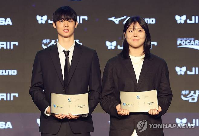 한국도로공사 이지윤·삼성화재 이우진, 영플레이어상 수상 (서울=연합뉴스) 임화영 기자 = 13일 서울 광진구 그랜드워커힐호텔에서 열린 프로배구 2025-2026 V리그 시상식에서 영플레이어상을 수상한 한국도로공사 이지윤과 삼성화재 이우진이 기념촬영하고 있다. 2026.4.13 hwayoung7@yna.co.kr