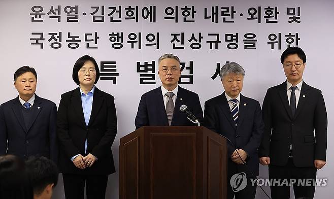 입장발표하는 권창영 종합특검 (과천=연합뉴스) 최재구 기자 = 권창영 특별검사가 25일 과천 사무실에서 윤석열ㆍ김건희에 의한 내란ㆍ외환 및 국정농단 행위의 진상규명을 위한 특별검사 사무실 현판식을 마치고 특검보들과 입장발표를 하고 있다. 2026.2.25 jjaeck9@yna.co.kr