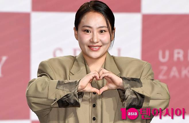 조현아가 하트 포즈를 취하고 있다./사진=텐아시아DB