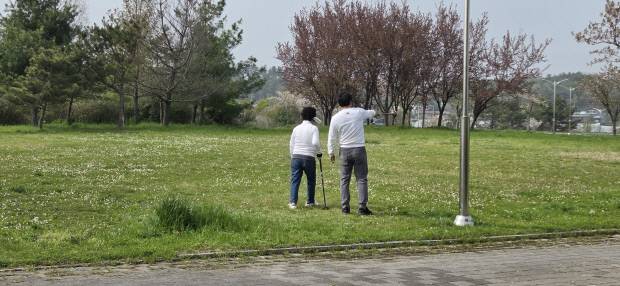 지난 11일 광주시 남구 승촌 파크골프장이 잔디 생육기간으로 입장이 제한되면서 일부 이용객들이 인근 잔디밭에서 퍼팅 연습을 하고 있다.