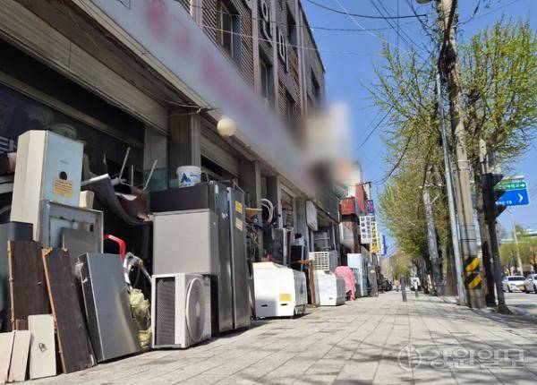 ◇13일 오전 찾은 춘천시 효자동의 중고가전 거리. 아이스크림 냉장고, 업소용 에어컨 등 중고 매물이 팔리지 않은 채 매장 밖 거리까지 쌓인 모습이다. 사진=고은기자