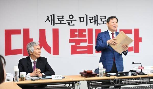 국민의힘 강원특별자치도당 기초단체장 1차 경선 결과 발표일인 14일 도당 사무실에서 이철규 도당위원장이 봉인된 투표 결과지를 전달받고 있다. 이를 참관인과 예비후보가 지켜보고 있다. 신세희기자