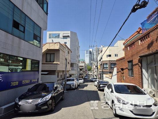 ▲ 13일 울산 남구 신정동 1637-55 일원 골목길에 주차 차량이 즐비하다.