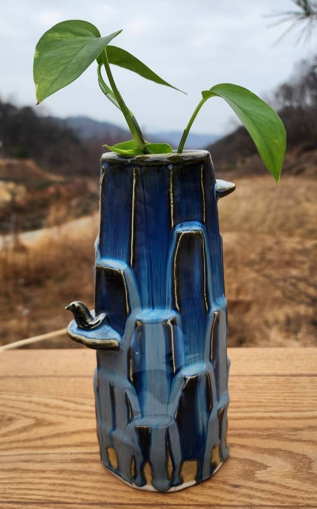 ▲ 남선모, 봄 소식, 백자소지, 코발트유, 10x21cm