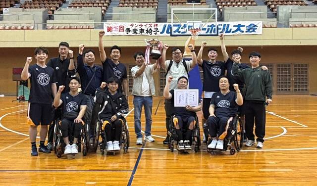 4월 11~12일 일본 나가사키 현립종합체육관에서 열린 '선라이즈컵 규슈 휠체어농구선수권 대회'에서 우승을 차지한 대구시청휠체어농구단 선수단이 우승 후 기념사진을 찍고 있다. 대구광역시장애인체육회 제공
