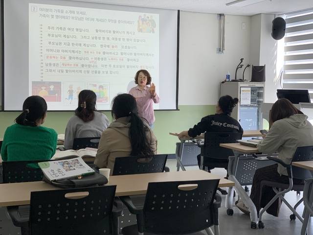 봉화군 가족센터에서 결혼이민여성을 대상으로 한국어 교육 프로그램이 진행되고 있다. 참가자들이 강사의 설명을 들으며 학습에 집중하고 있다. 봉화군 제공