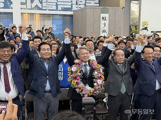 더불어민주당 초대 전남광주통합특별시장 후보로 결정된 후 민형배 후보가 지지자들과 환호하고 있는 모습. 진심캠프 제공